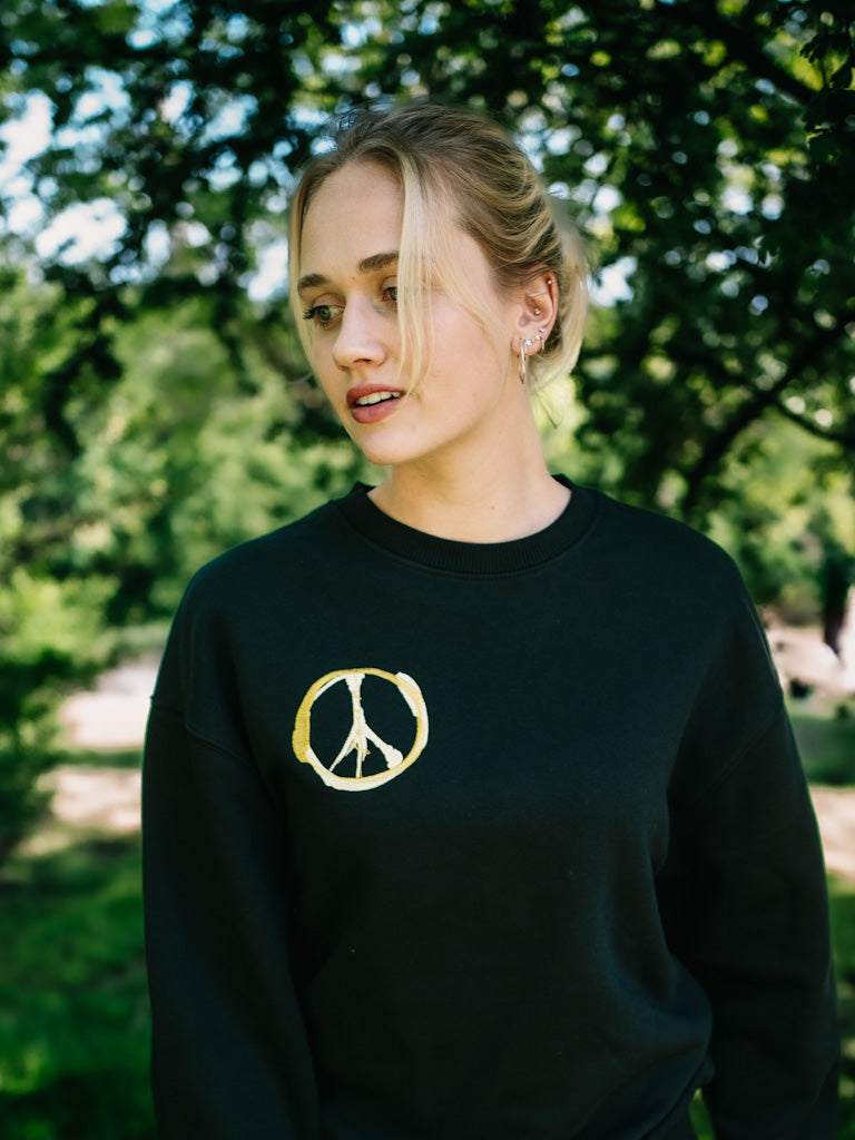 Cooler Sweater in Schwarz mit goldenem Peace-Stick von 4littlearts.