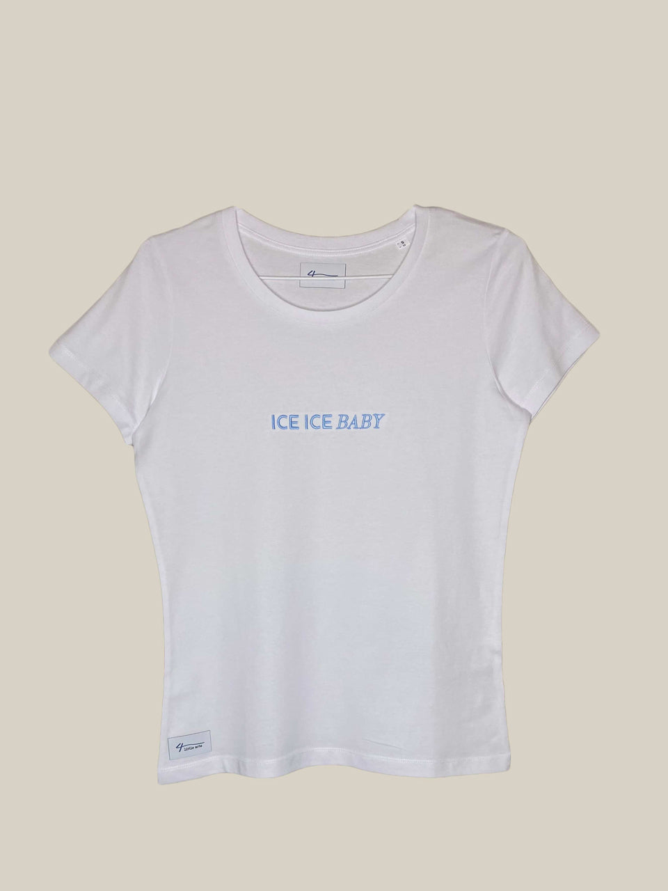 Weißes Damenshirt von 4littlearts mit 'Ice Ice Baby'-Stickerei in Hellblau auf der Brust. Das Shirt ist aus Biobaumwolle und nachhaltig und fair produziert.