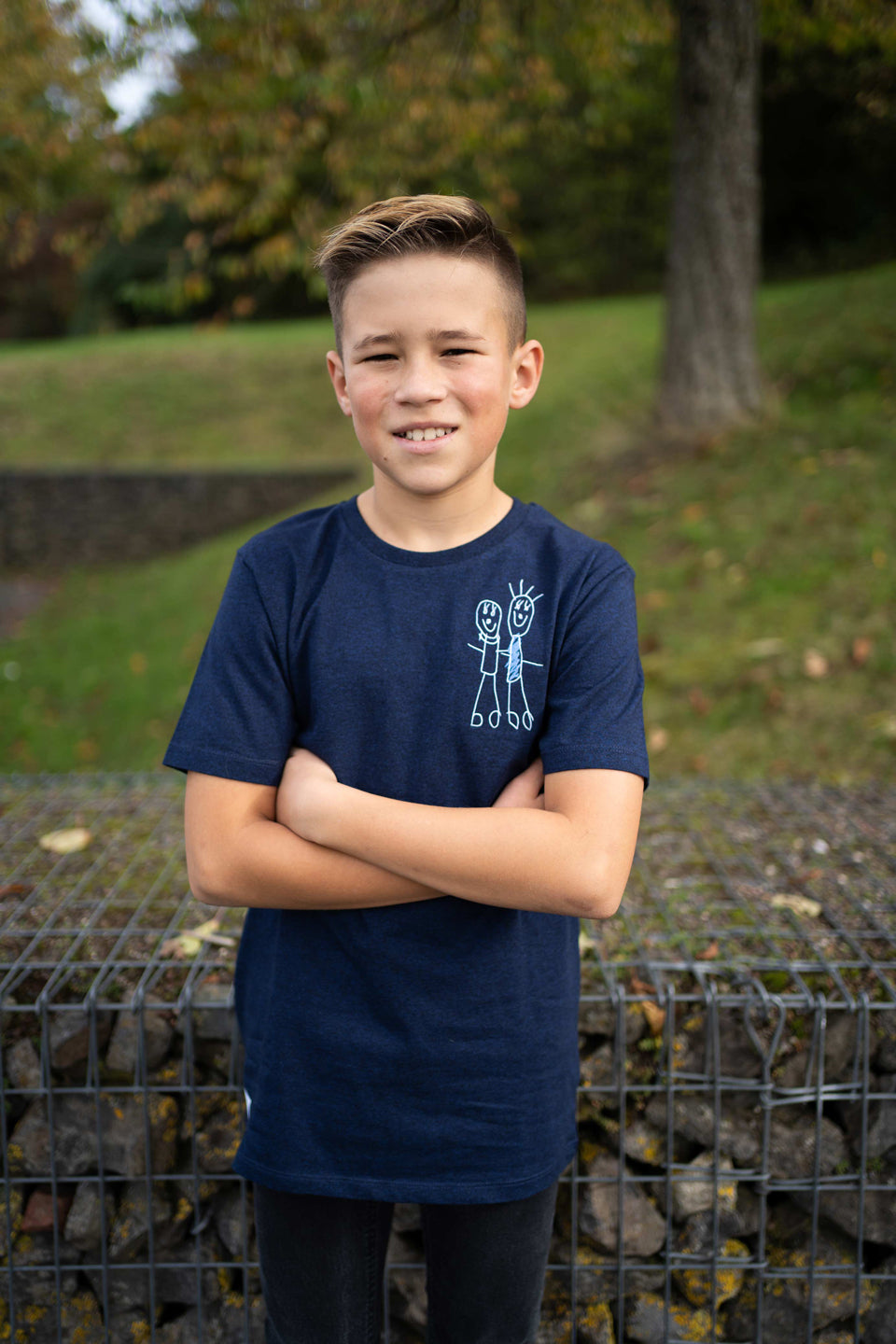 4littlearts T-Shirt für Kinder aus Biobaumwolle in Dunkelblau mit Stickerei auf der Brust. Nachhaltig und fair produziert mit dem Statement 'Freundschaft'.