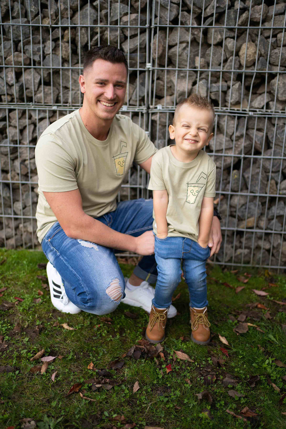 4littlearts T-Shirt für Kids in hellem Khaki mit Limonaden-Stickerei auf der Brust. Nachhaltige und faire Produktion